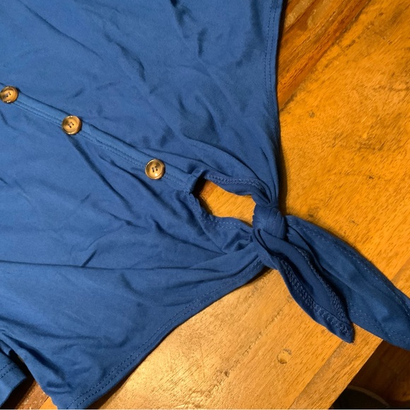 🌸🌸 C'est La Vie Women's V-Neck Blue Blouse - Picture 4 of 4